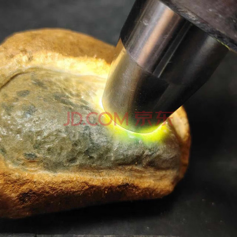 LCQY126 开窗翡翠原石一块重约154g