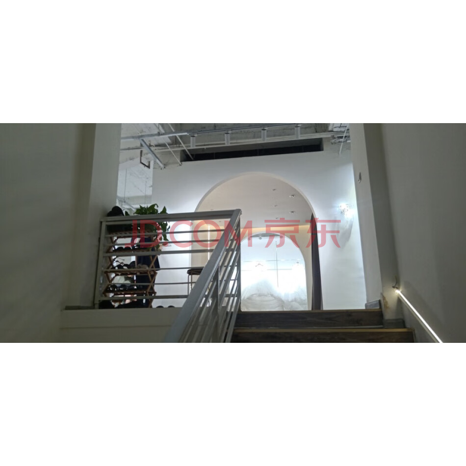 位于邯郸市邯山区陵东街13号院1号门市房产一套，建筑面积305.78平方米。