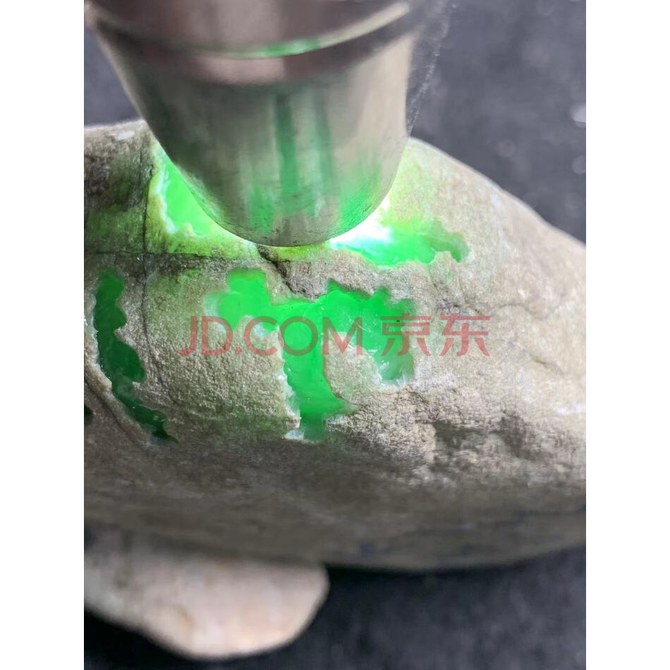 标12：罚没缅甸天然翡翠原石一件，后江场口，重量380克