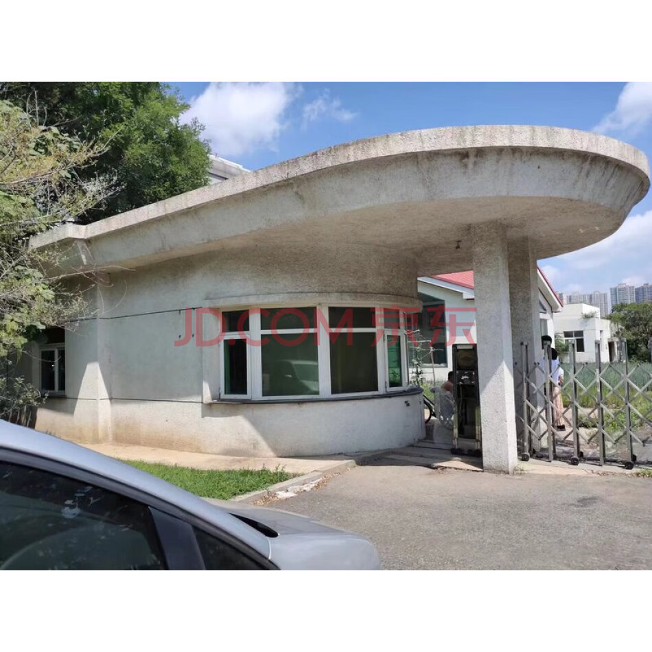 被执行人鞍山亚赛电磁设备有限公司名下位于鞍山市高新区千山路318号工业用地及地上全部房产及附属物(详见评估报告)。
