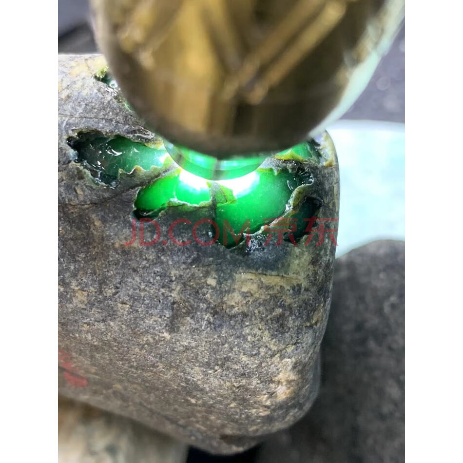 标9：罚没缅甸天然翡翠原石一件，会卡场口，重量750克