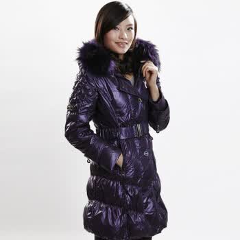 红豆羽绒服女式潮流版褶皱袖肩可脱保暖毛帽收
