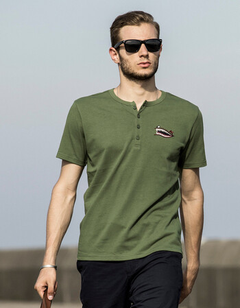 男上衣军事复古飞虎队鲨鱼嘴绣花亨利领短袖t恤男士休闲t恤衫1700107