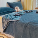 夏季牛奶绒毛毯办公室午睡毯小毯子沙发盖毯珊瑚绒空调被毯床上用 蓝灰 毛毯三件套-【180x200cm毛毯+枕