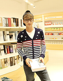 强荣2014秋冬季男装韩版条纹五角星<em>开衫V领</em>长