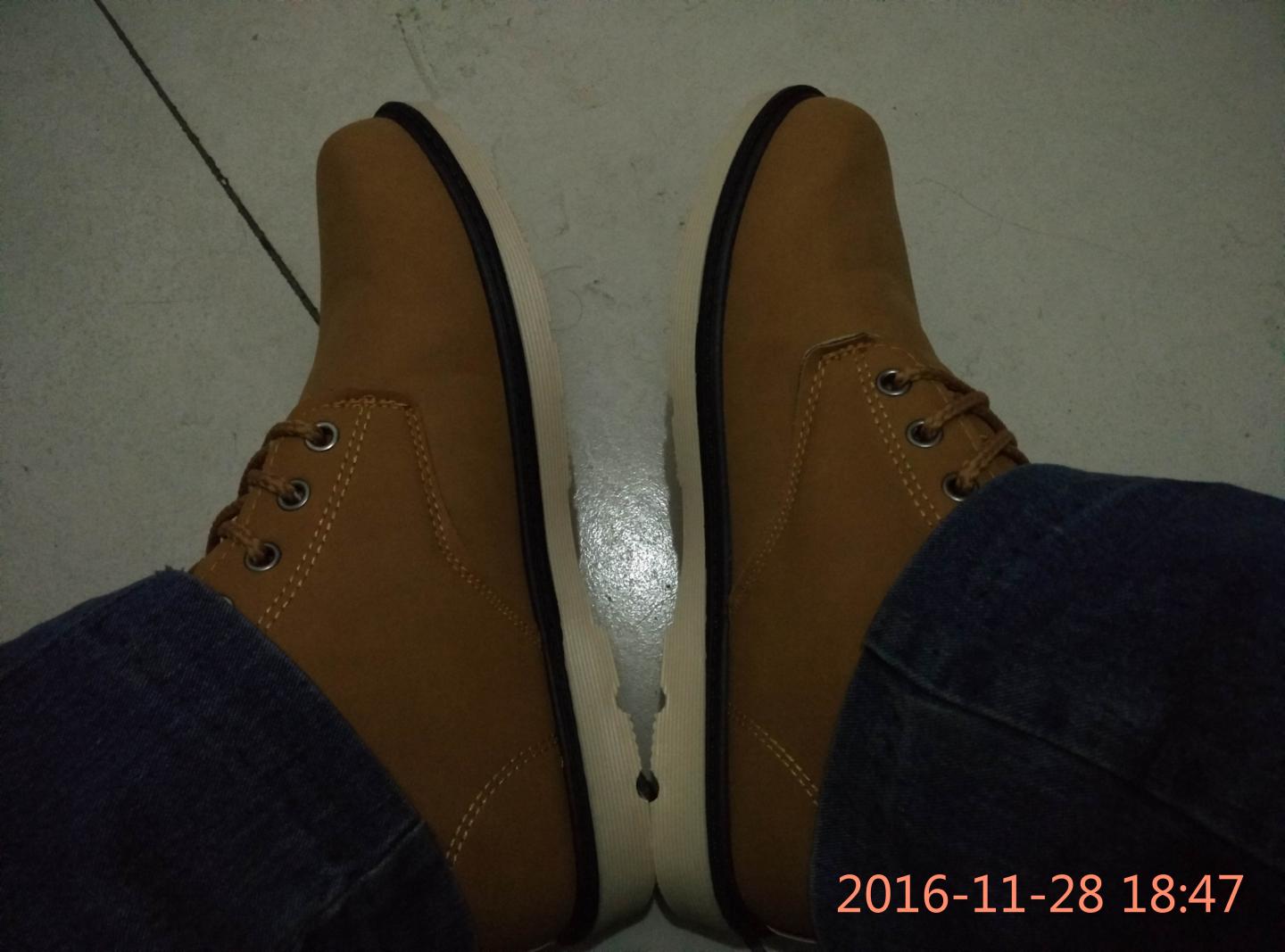 11月28日晚上收到鞋到今天(12月3日)已穿了四五天,总体感觉如下:(1)鞋与自营网站上的商品描述相符,因为相信,所以买自营的鞋。(2)此鞋保暖好,轻便,外观受看(有型),但此鞋的鞋底不耐磨。