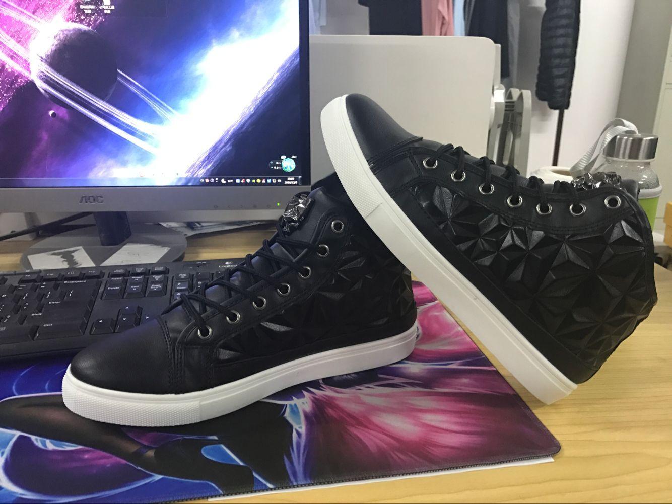 几百大洋的鞋子确实很好,第一次买KAD的品牌,可以看出鞋子制作很认真,线头什么的都处理干净了。皮料不错,质感看上去很有档次!