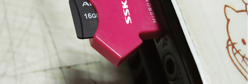 SSK飚王 SCRS052 T恤单口读卡器 TF手机卡读卡器 迷你小巧当挂坠  玫红色