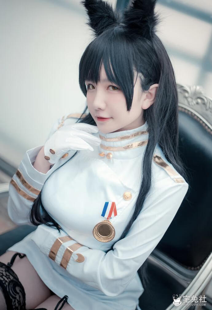 阿半今天很开心全套cos图片合集 喜欢撸猫踩奶的美食达人