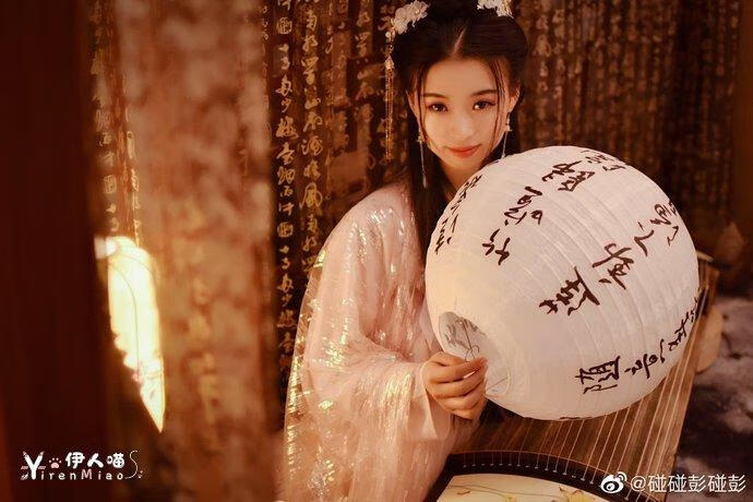 95后汉服美女彭静旋在法国弹古筝 (1).jpg