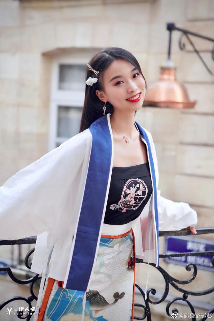 95后汉服美女彭静旋在法国弹古筝 (5).jpg