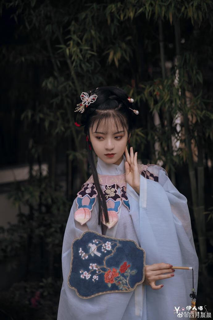 抖音汉服博主四月晨晨 (5).jpg