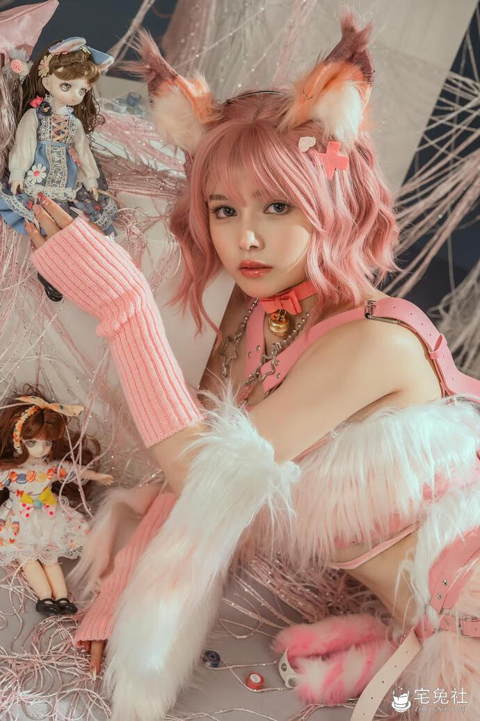 七月喵子全套cos图片合集 她双手下压挡腿的图片在哪看