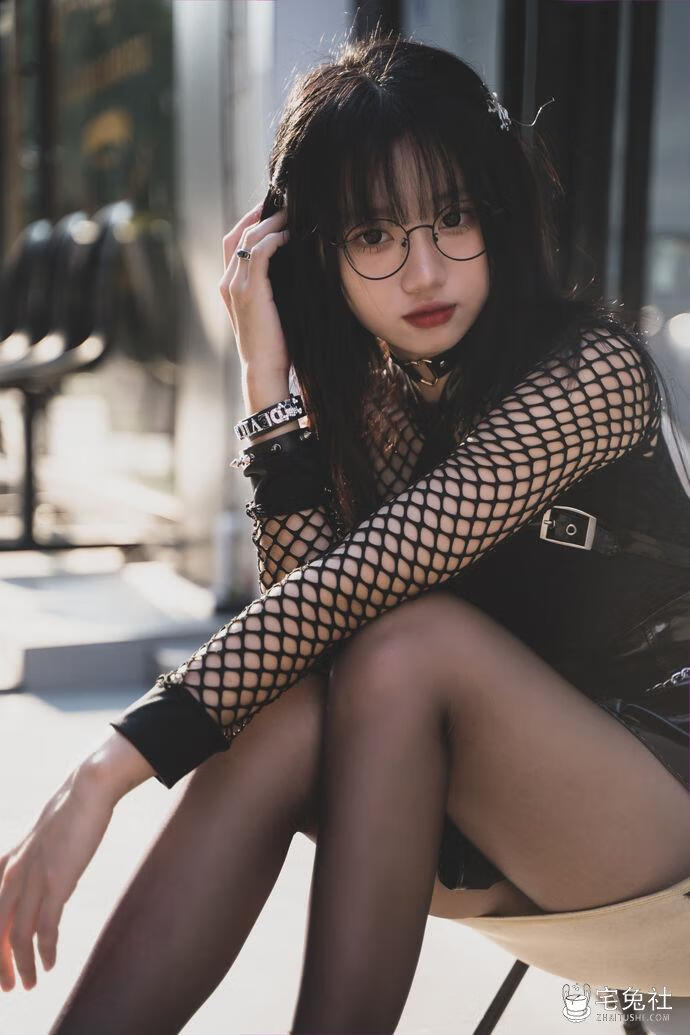 柒柒要乖哦 NO.023 街拍黑皮裙 (2) 宅兔社.jpg