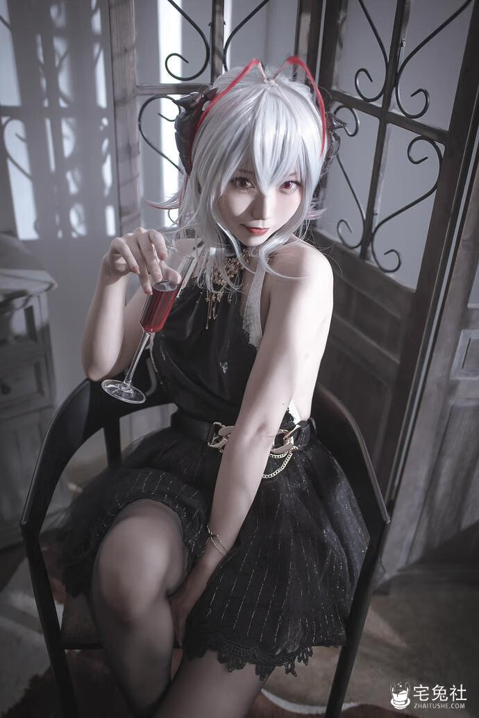 切切celia全套作品图合集 瓜子脸萌妹泳装身材火辣引爆关注！