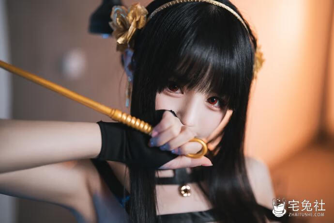 千变万化！樱井宁宁约尔太太英姿飒爽 黑色连衣裙与金色发簪的魔力