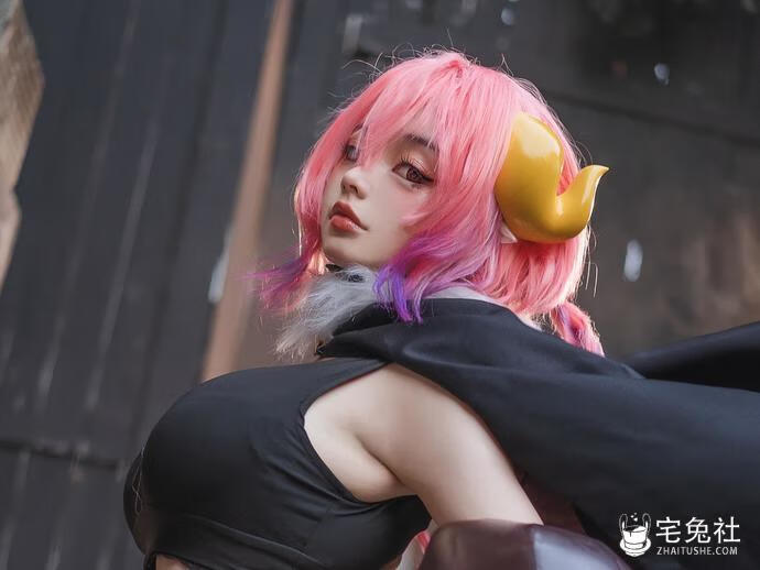 神明巫女ninja阿寨寨体育课后作品 在废弃仓库里的无辜女孩