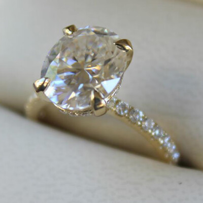 

Hot New European And American Inlaid 25 Carat Simulation White Mossan Drill Engagement Ring