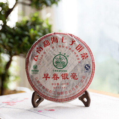

Li Ming Octagonal Pavilion Early Spring Silver Bud Pu-erh Tea Cake 2007 200g Raw