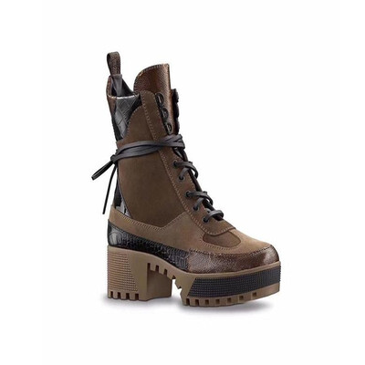 

Latest luxury Women designer boots Martin Desert Boot flamingos Love arrow medal 100 real leather coarse size US5-11 Winter shoes