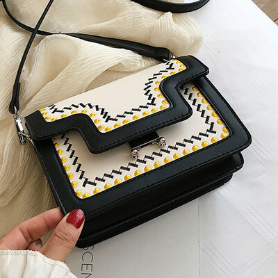

Korean female 2019 new foreign style chain shoulder small square bag summer fashion embroidery line Joker Messenger bag