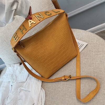 

Summer bag female 2019 Europe&the new letter pu slung shoulder ladies bag wild snake head chain small square bag