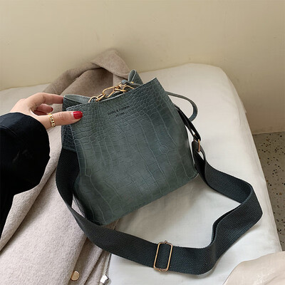 

Ins super fire texture slung small bag female 2019 new fashion port wind broadband crocodile pattern shoulder bucket bag