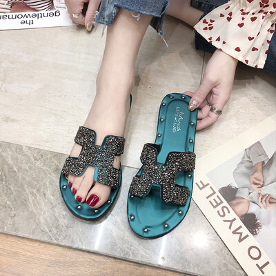 

Korean version of 2019 summer new fashion women wearing H slippers rhinestone net red flat bottom drag beach sandals women