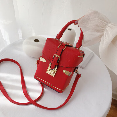 

Qiao Bani 2019 new South Korea ins fashion indentation old flower rivet small box handbag shoulder diagonal female bag