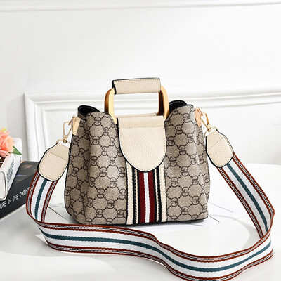 

In summer the new fashion of women the fashion the handbag the handbag