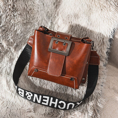 

On the new wave of womens handbags Korean version of 100 minimalist ladies shoulder Messenger bag fashion bucket bag
