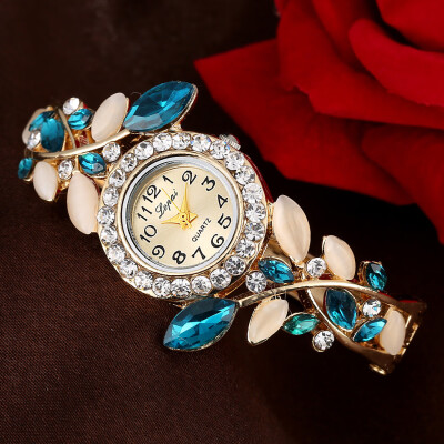 

Womens Watch Trends Diamond Colorful Crystal Womens Bracelet Watch Petals Beautiful Quartz Watch