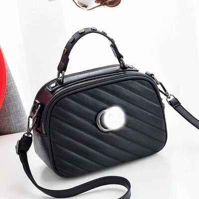 

Korean version of the 2019 spring&summer new embroidered line shoulder diagonal package cool fashion casual ladies small square bag