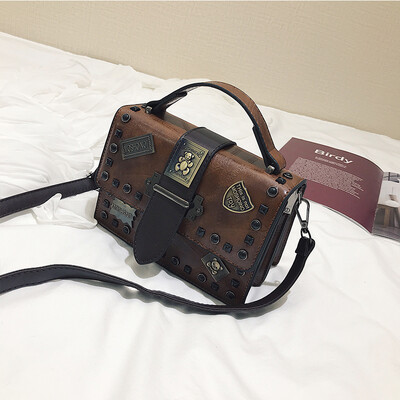 

Hong Kong style small bag female 2019 new wave Korean version of the wild slung shoulders fashion portable retro rivet small square bag
