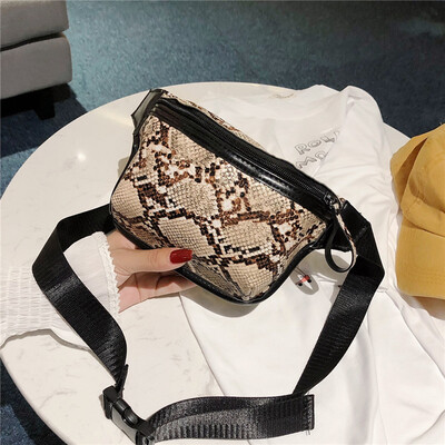 

The new Korean version of the vibrating network red models personality small bag chest bag pockets wild python pattern s