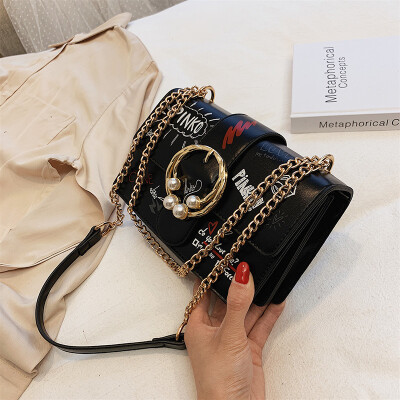 

Qiao Bani 2019 new South Korea ins fashion street shot pearl graffiti flip bag shoulder diagonal trend handbags