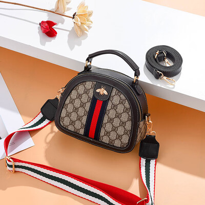 

On the spring style the new female Bao Chao Korean version of ins100 fashion women slanted Bao Xia on one shoulder