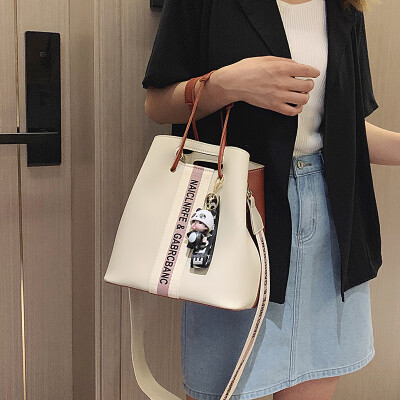 

Bag female 2019 new wave Korean version of the wild Messenger bag wide shoulder strap large capacity fashion handbag bucket bag