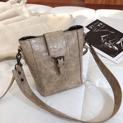

The new retro simple broadband bucket bag on the net red new 2019 Korean version of senior feeling shoulder slung womens bag tide