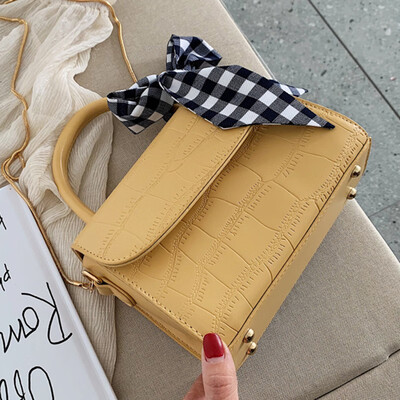 

Female 2019 new Korean version of Hong Kong wind portable small square bag super fire shoulder bag Joker retro Messenger bag