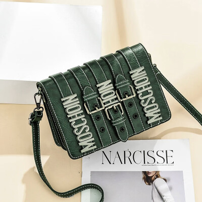 

On the new womens bag tide Korean version of shoulder messenger bag Joker personality fashion retro small square bag