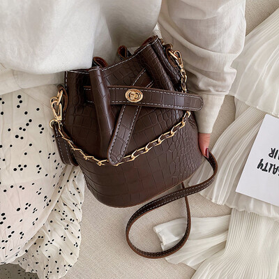 

Hong Kong style retro bucket bag female 2019 new wave Korean version of the wild Messenger bag Sen crocodile pattern shoulder bag