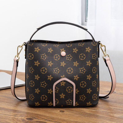 

Bucket bag female 2019 new fashion lady bag large capacity texture shoulder bag shoulder bag wide shoulder strap Messenger bag