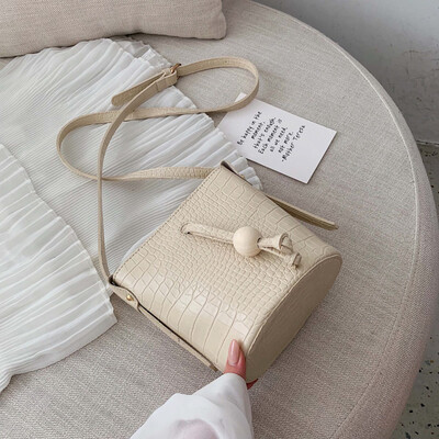 

Joker bag 2019 new texture foreign style shoulder Messenger bag summer fashion simple bucket bag