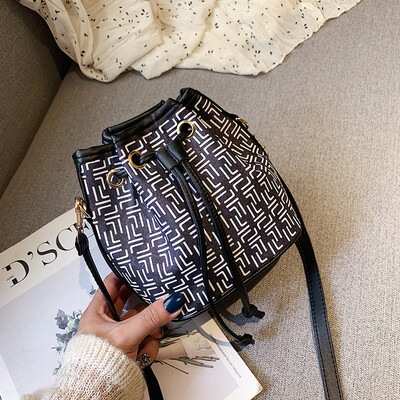 

Fashion simple temperament bucket bag female 2019 new Korean version of personality printing casual wild shoulder Messenger bag