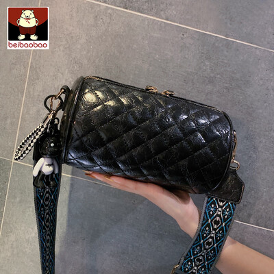 

On the new bag women 2019 new texture fashion shoulder pillow bag foreign gas Joker slung bucket bag