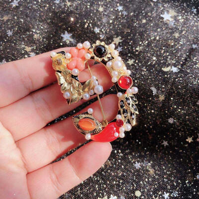 

luxury Gold Flower Pearl Rhinestone Letter Brooch