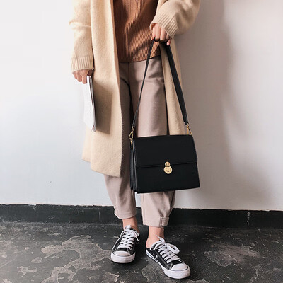 

Chobani 2019 new South Korea ins fashion simple crocodile pattern solid color flip bag shoulder diagonal tide handbag