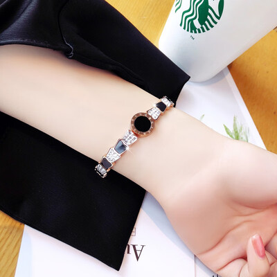 

Female hand jewelry net red niche design bracelet cold wind Korean version of the influx of rose gold titanium steel bracelet