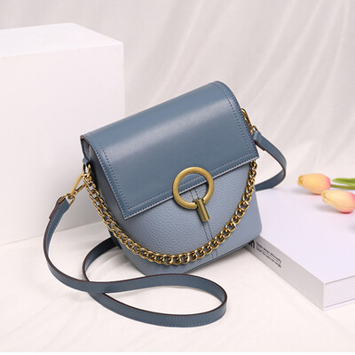 

Drum bag lady Xia Qingxin inclined to wear Baitao ins oceanic style one shoulder texture collision color CK hand-held